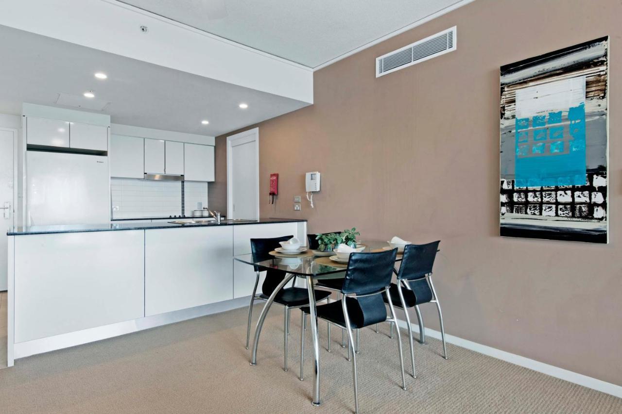 Sierra Grand Broadbeach - Self Contained & Privately Managed Apartments ゴールドコースト エクステリア 写真