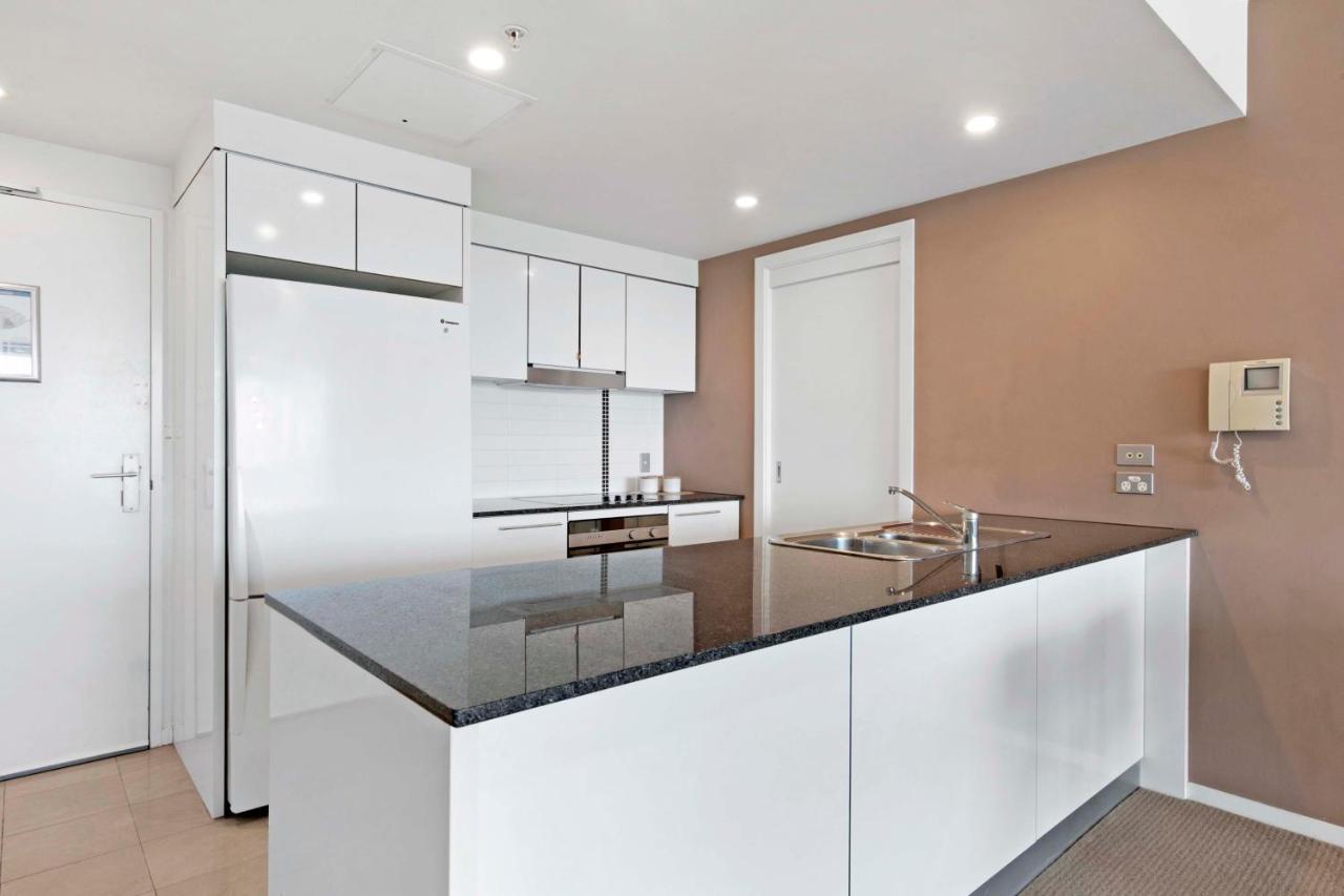 Sierra Grand Broadbeach - Self Contained & Privately Managed Apartments ゴールドコースト エクステリア 写真