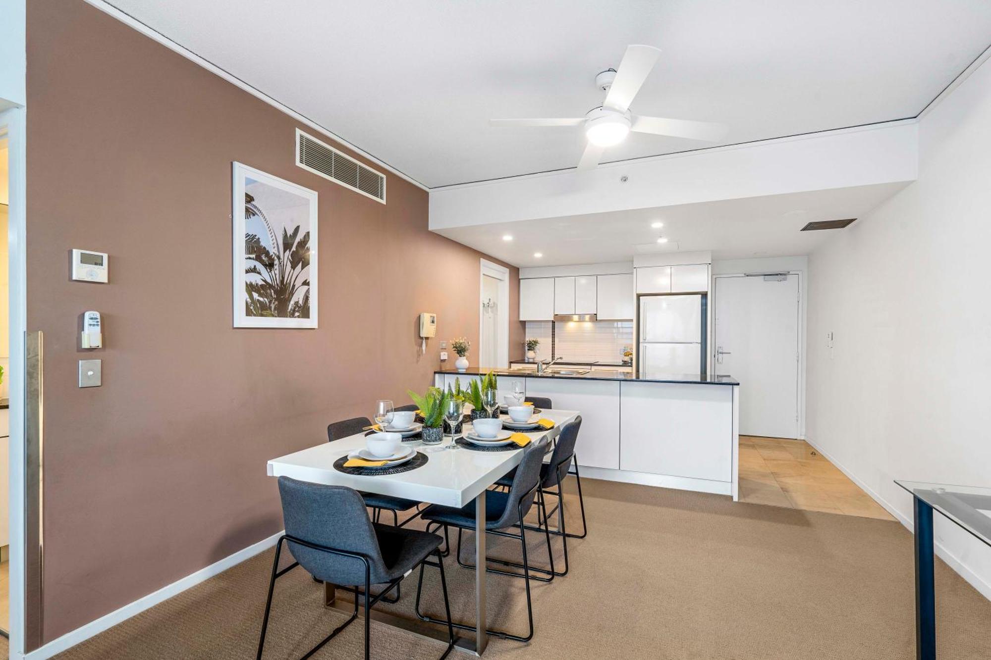 Sierra Grand Broadbeach - Self Contained & Privately Managed Apartments ゴールドコースト エクステリア 写真