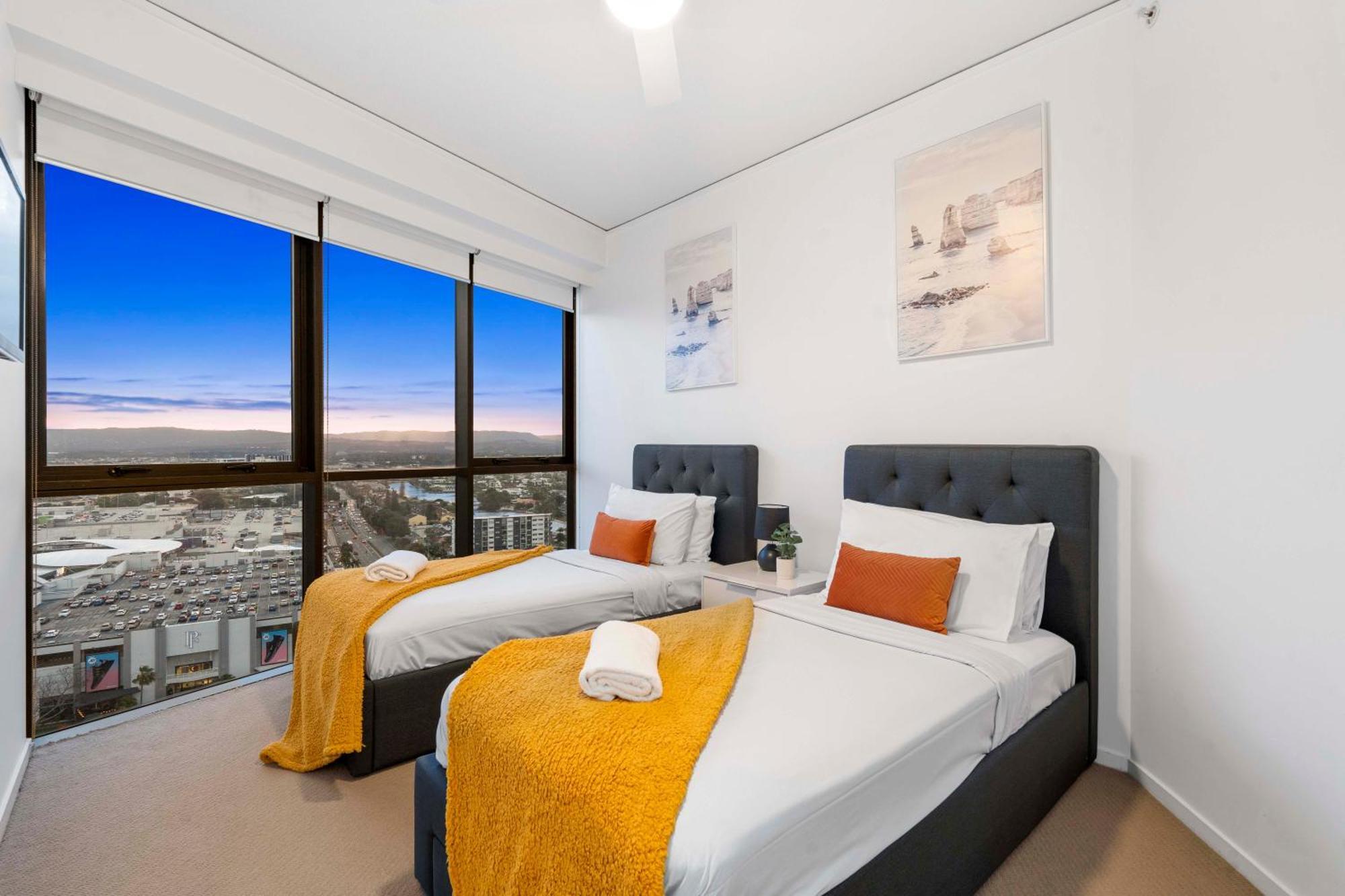 Sierra Grand Broadbeach - Self Contained & Privately Managed Apartments ゴールドコースト エクステリア 写真