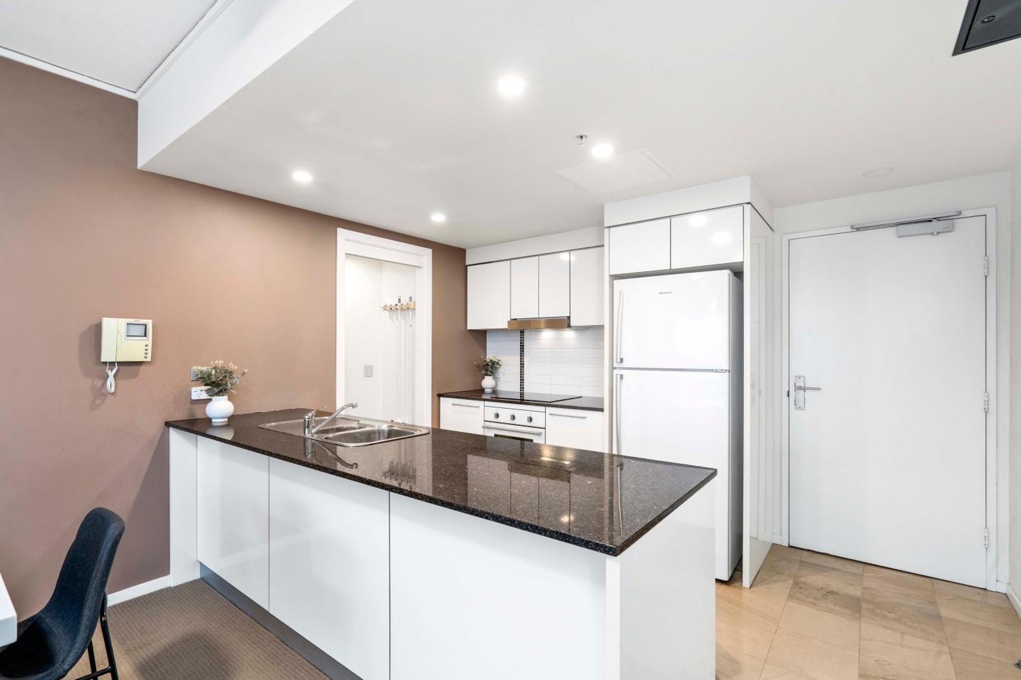 Sierra Grand Broadbeach - Self Contained & Privately Managed Apartments ゴールドコースト エクステリア 写真