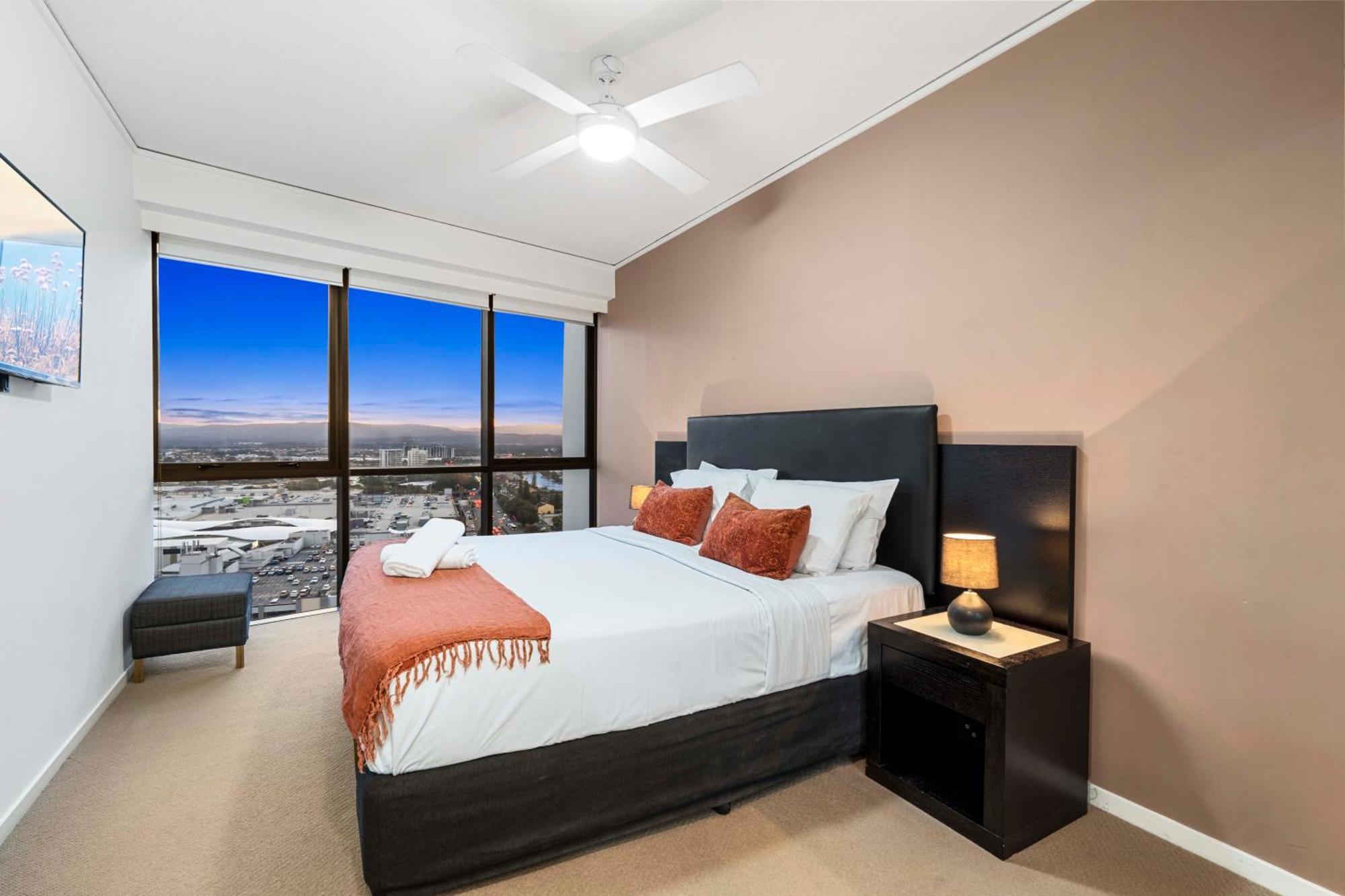 Sierra Grand Broadbeach - Self Contained & Privately Managed Apartments ゴールドコースト エクステリア 写真