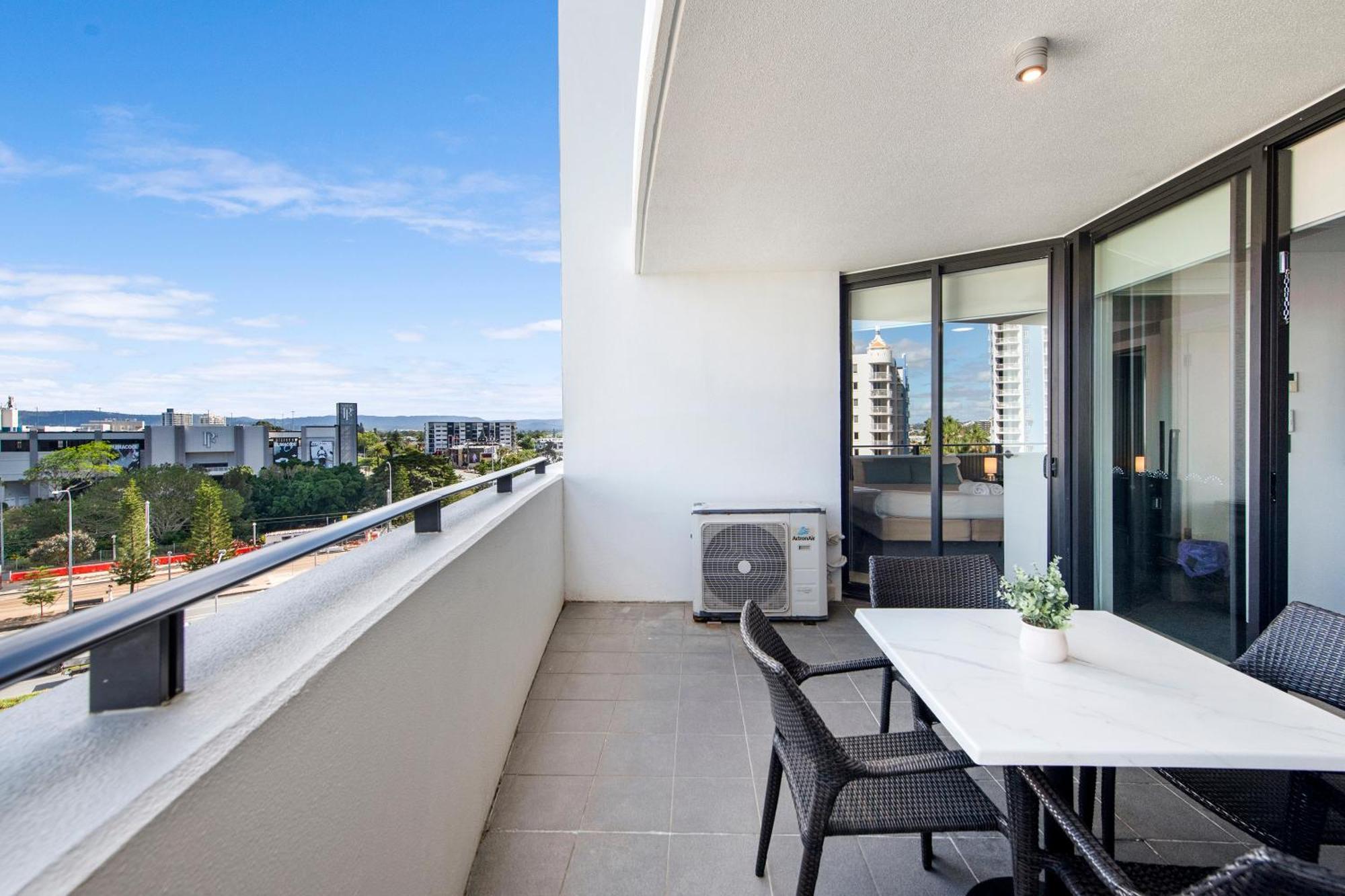 Sierra Grand Broadbeach - Self Contained & Privately Managed Apartments ゴールドコースト エクステリア 写真