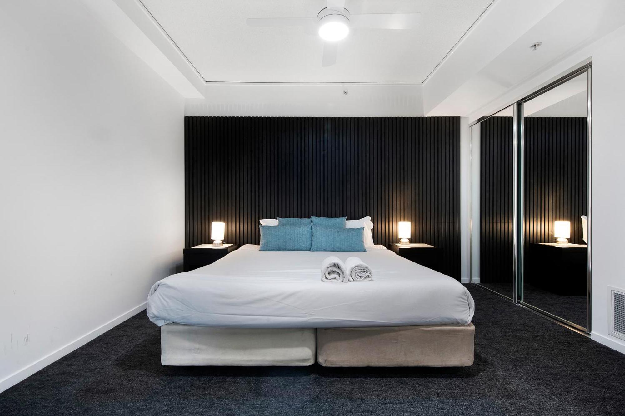 Sierra Grand Broadbeach - Self Contained & Privately Managed Apartments ゴールドコースト エクステリア 写真