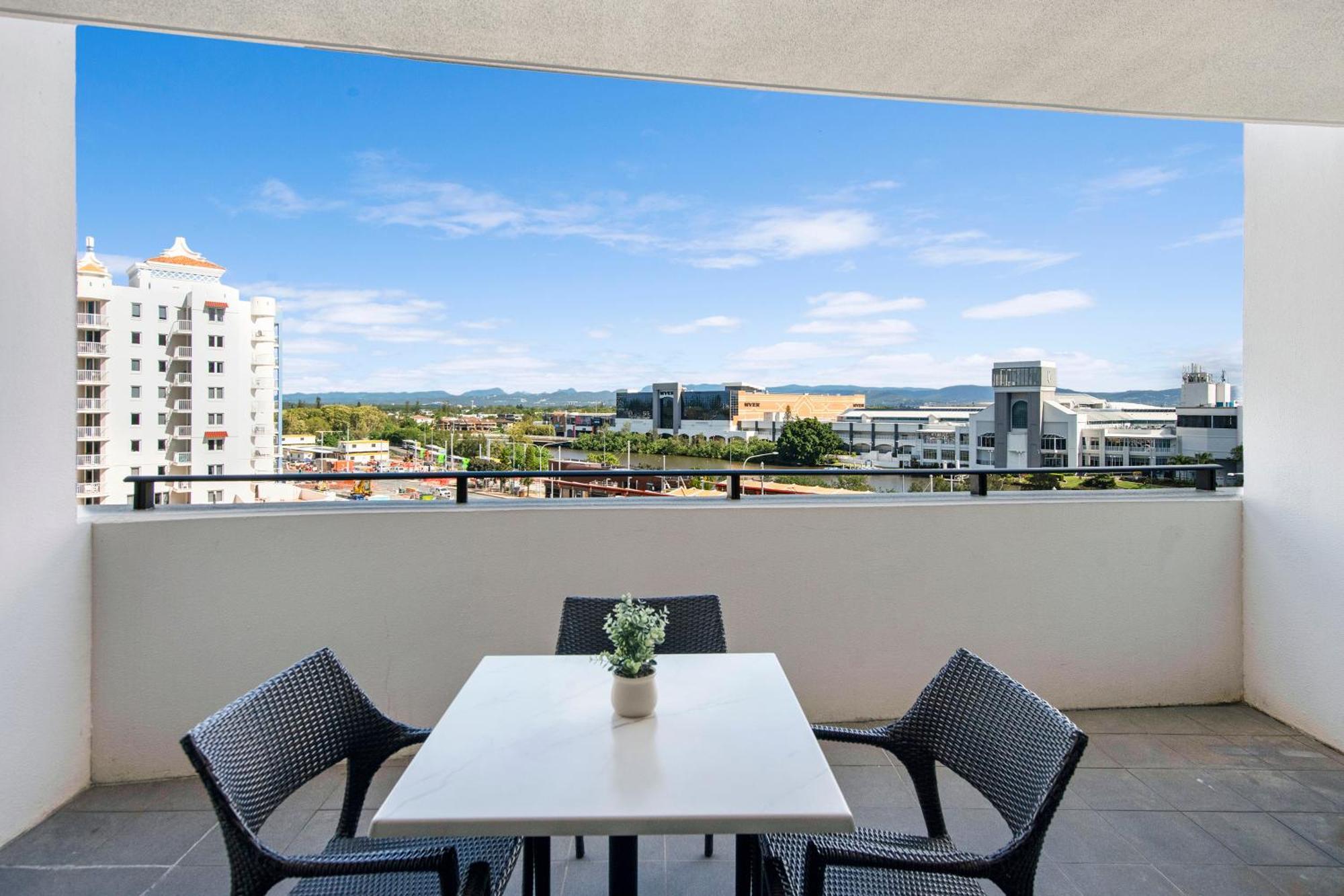 Sierra Grand Broadbeach - Self Contained & Privately Managed Apartments ゴールドコースト エクステリア 写真